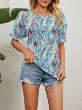 Lockere, kurze Ärmel, elastisches T-Shirt mit Blumendruck und Rüschenbesatz und Rundhalsausschnitt